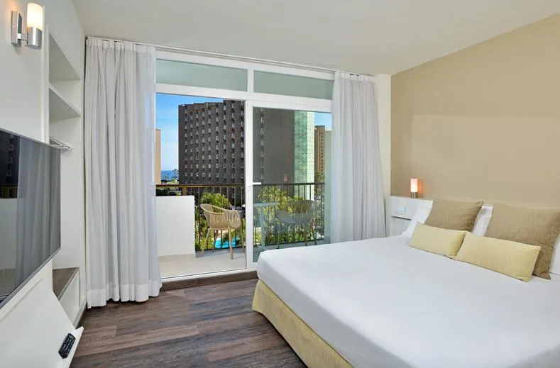 Moderne kamer in Hotel Sol Principe met balkon